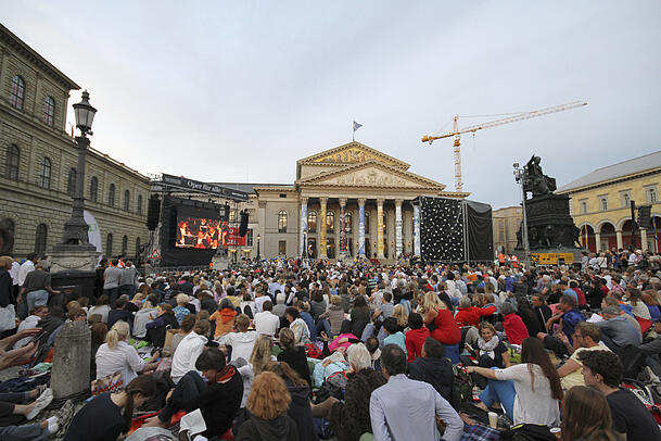 Normalerweise findet die Übertragung aus dem Nationaltheater auf dem Max-Joseph-Platz statt. Diesmal wurde sie wegen der Baumaßnahmen auf dem Platz auf den Marstallplatz hinter der Oper verlegt, wo auch schon Konzerte dieses Formats stattfanden, Normalerweise findet die Übertragung aus dem Nationaltheater auf dem Max-Joseph-Platz statt. Diesmal wurde sie wegen der Baumaßnahmen auf dem Platz auf den Marstallplatz hinter der Oper verlegt, wo auch schon Konzerte dieses Formats stattfanden,