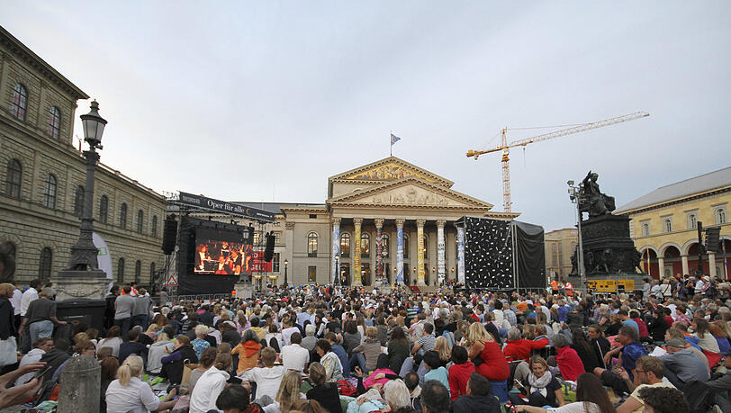 Normalerweise findet die Übertragung aus dem Nationaltheater auf dem Max-Joseph-Platz statt. Diesmal wurde sie wegen der Baumaßnahmen auf dem Platz auf den Marstallplatz hinter der Oper verlegt, wo auch schon Konzerte dieses Formats stattfanden, Normalerweise findet die Übertragung aus dem Nationaltheater auf dem Max-Joseph-Platz statt. Diesmal wurde sie wegen der Baumaßnahmen auf dem Platz auf den Marstallplatz hinter der Oper verlegt, wo auch schon Konzerte dieses Formats stattfanden,