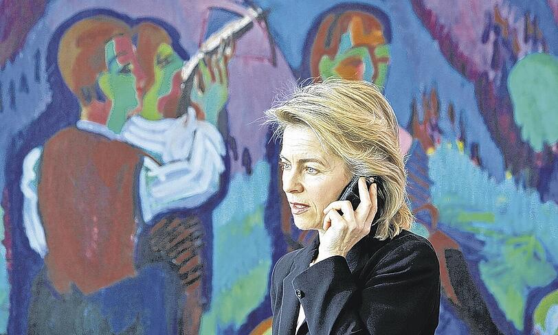 Mit ernster Miene auf dem Weg ins Kabinett, wo ihr Entwurf beschlossen wird: Familienministerin Ursula von der Leyen (CDU). Foto: AP