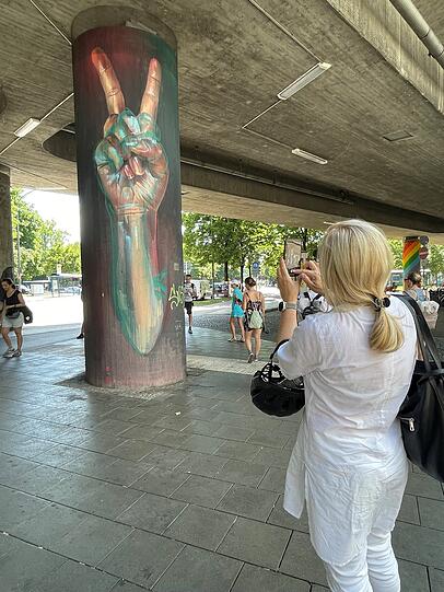 Das Victory-Zeichen von "Case" am Candidplatz: Bei der Tour ein beliebtes Fotomotiv.