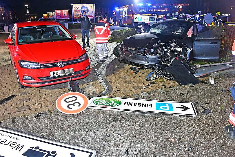 Ende einer Tesla-Testfahrt: Der Unfallverursacher überstand den Crash unbeschadet, sein Beifahrer wurde leicht verletzt. Die Polizei schätzt den Gesamtschaden auf etwa 100.000 Euro. Ende einer Tesla-Testfahrt: Der Unfallverursacher überstand den Crash unbeschadet, sein Beifahrer wurde leicht verletzt. Die Polizei schätzt den Gesamtschaden auf etwa 100.000 Euro.