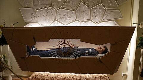 Der Leichnam von Carlo Acutis liegt in einem Sarkopharg, in den man hineinsehen kann. (Archivbild)