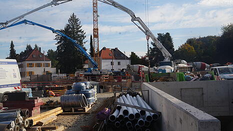 Im M&uuml;nchner Westen wird die U5 verl&auml;ngert &ndash; zuerst bis Pasing, sp&auml;ter soll es weiter nach Freiham gehen. Hier ist die Baustelle f&uuml;r den neuen Bahnhof Am Knie zu sehen