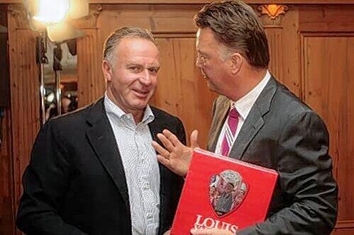 Louis van Gaal (r.) mit Karl-Heinz Rummenigge bei der Buchpräsentation.