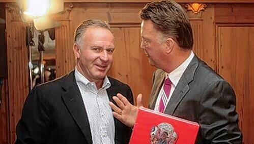 Louis van Gaal (r.) mit Karl-Heinz Rummenigge bei der Buchpräsentation. Louis van Gaal (r.) mit Karl-Heinz Rummenigge bei der Buchpräsentation.