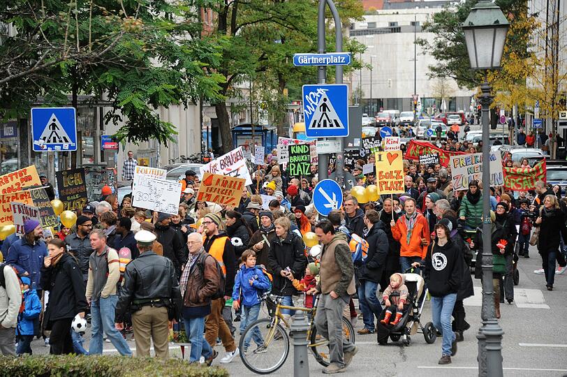 Gerettet? Alle wollen den Abriss des Bolzplatzes an der Glockenbachwerkstatt überprüfen. Derweil protestieren Eltern weiter für den Erhalt &ndash; auch mit Plakaten. Die Bilder