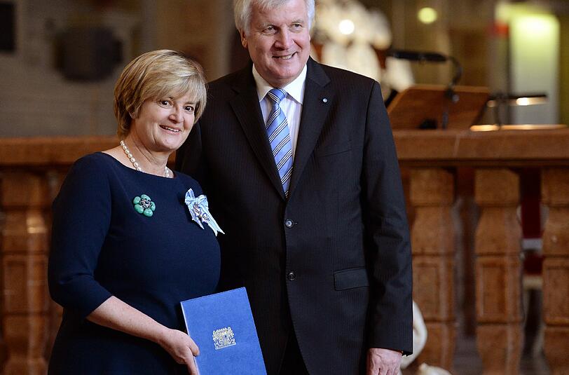 Ministerpräsident Horst Seehofer überreicht Fürstin Gloria von Thurn und Taxis den Bayerischen Verdienstorden.