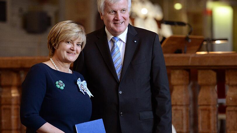 Ministerpräsident Horst Seehofer überreicht Fürstin Gloria von Thurn und Taxis den Bayerischen Verdienstorden. Ministerpräsident Horst Seehofer überreicht Fürstin Gloria von Thurn und Taxis den Bayerischen Verdienstorden.
