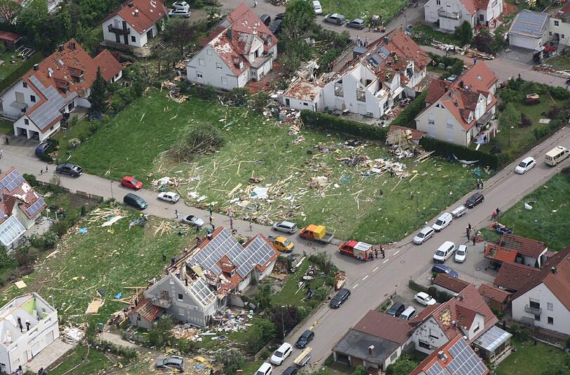 Häuser sind komplett abgedeckt, Dachtstühle zerstört, Wände zerfetzt: Welche Kraft der Tornado in Affing hatte, zeigen die Bilder...
