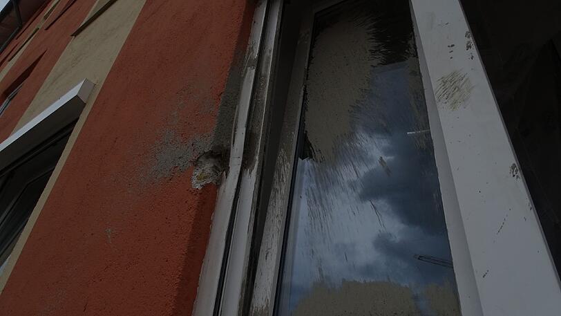 Das kaputte Fenster am Nachbarhaus. Hier schwappten 40 Kilogramm Flüssigbeton durch.