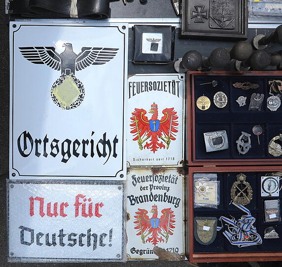 Geschmacklich fragwürdig: Diese Schilder hat ein Händler auf dem Flohmarkt angeboten. Foto: Djordje Matkovic