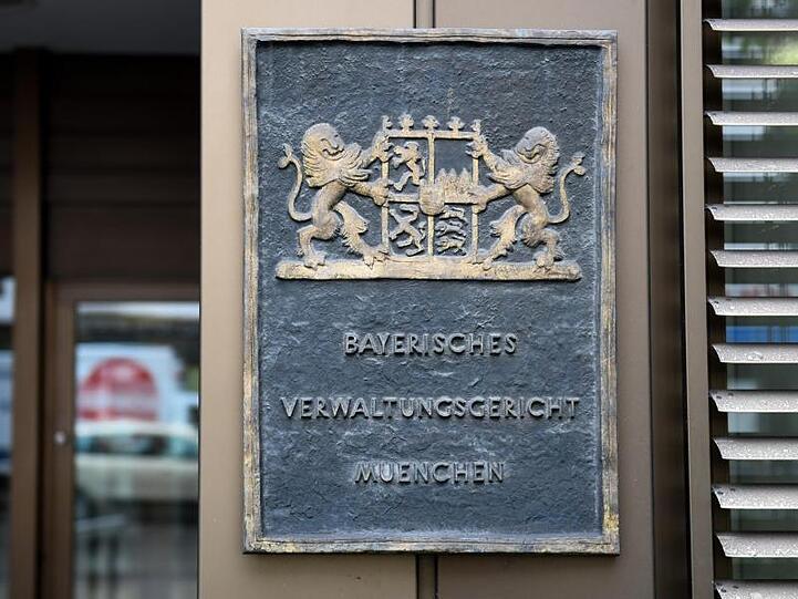 Eingang zum Verwaltungsgericht München. Foto: Tobias Hase/dpa/Archivbild