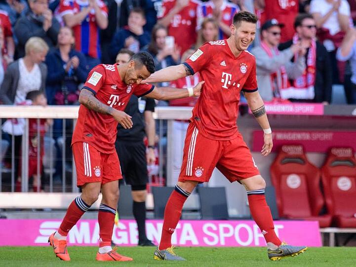 Torschütze Niklas Süle (r) feiert seinen Treffer mit Thiago.