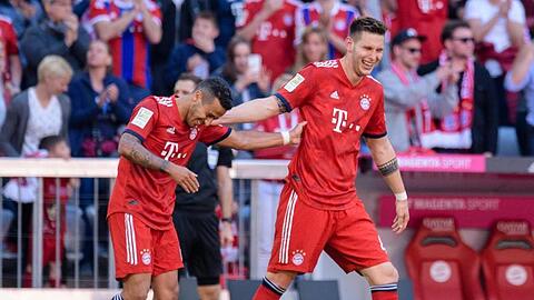 Torschütze Niklas Süle (r) feiert seinen Treffer mit Thiago.