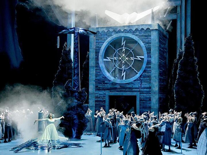 Camilla Nylund (Elsa von Brabant) und der Chor der Bayreuther Festspiel in der Oper "Lohengrin". Die Wagner-Oper feierte Premiere auf dem Grünen Hügel.