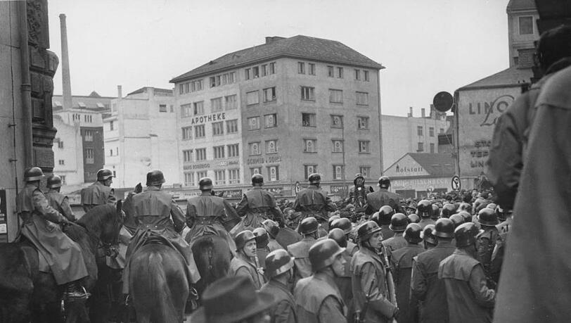 Aufmarsch an der Neuhauser Straße bei einer Protest-Demonstration gegen die Ladenöffnung am Samstagnachmittag 1953.
