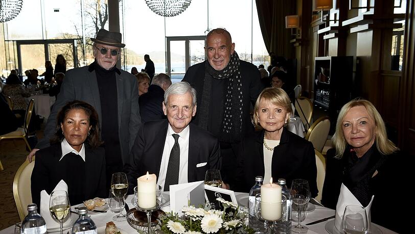 Unter den Trauergästen: Shirley (l.) und Otto Retzer (M.), Uschi Glas mit Ehemann Dieter Hermann und Milliardärswitwe Ingrid Flick (r.). Unter den Trauergästen: Shirley (l.) und Otto Retzer (M.), Uschi Glas mit Ehemann Dieter Hermann und Milliardärswitwe Ingrid Flick (r.).