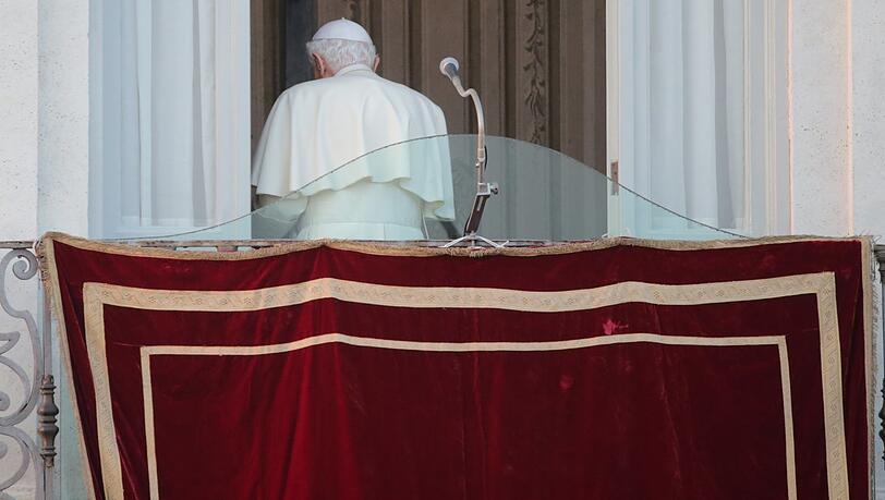 Papst Benedikt XVI. verlässt am 28. Februar 2013 den Balkon des Apostolischen Palastes in Castel Gandolfo, nachdem er die versammelten Gläubigen gegrüßt hatte, die sich von ihm zwei Wochen nach seinem Rücktritt verabschieden wollten.