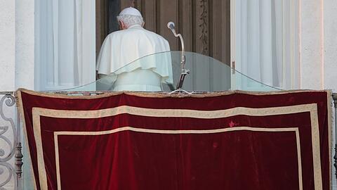 Papst Benedikt XVI. verlässt am 28. Februar 2013 den Balkon des Apostolischen Palastes in Castel Gandolfo, nachdem er die versammelten Gläubigen gegrüßt hatte, die sich von ihm zwei Wochen nach seinem Rücktritt verabschieden wollten.