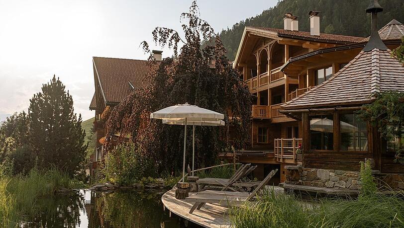 Das Naturhotel L&uuml;snerhof liegt auf 1100 Metern H&ouml;he &uuml;ber dem S&uuml;dtiroler Dorf L&uuml;sen. Auch ein Naturbadeteich und ein Badehaus geh&ouml;ren dazu.