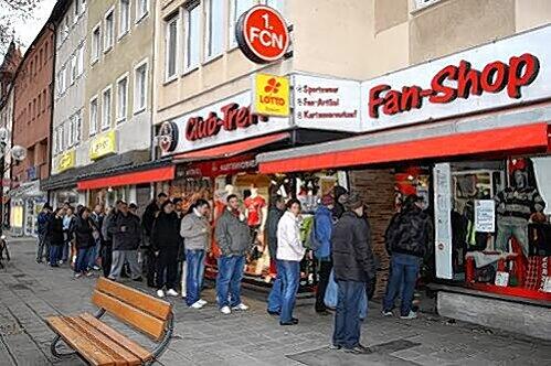 Nicht nur lange Schlangen vor den Fanshops, sondern auch lange Gesichter bei den Club-Fans angesichts der Preiserhöhung.