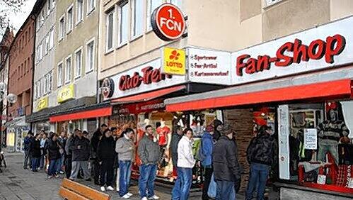 Nicht nur lange Schlangen vor den Fanshops, sondern auch lange Gesichter bei den Club-Fans angesichts der Preiserhöhung. Nicht nur lange Schlangen vor den Fanshops, sondern auch lange Gesichter bei den Club-Fans angesichts der Preiserhöhung.