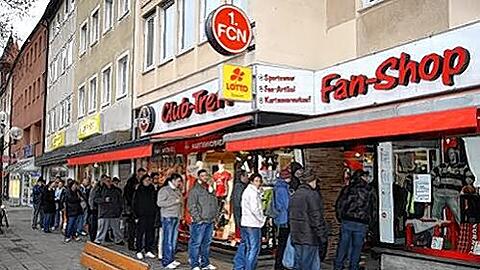 Nicht nur lange Schlangen vor den Fanshops, sondern auch lange Gesichter bei den Club-Fans angesichts der Preiserhöhung.