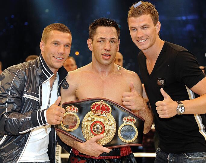 Boxweltmeister Felix Sturm (l) verteidigte erfolgreich seinen Titel gegen den irischen Herausforderer Matthew Macklin. Die Bilder vom Kampf.