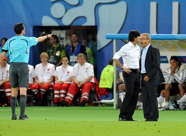 Die Rausstellung: Duell unter Nachbarn, EM 2008 gegen Österreich, verlieren verboten. Löw tigert an der Seitenlinie umher, sein Gegenüber Hickersberger ebenso &ndash; zuviel für den vierten Offiziellen Skomina, der sie auf die Tribüne schicken lässt. Hickersbergers Verteidigung (&bdquo;Ich muss eine Lanze für Jogi Löw brechen: Er hat wirklich null gesagt, nichts getan&ldquo;) hilft nichts: Löw muss ein Spiel aussetzen.