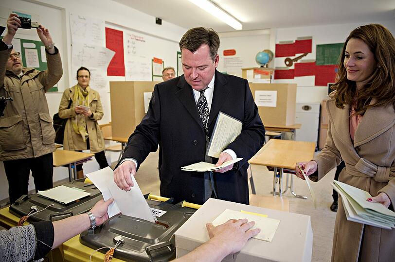 Oberbürgermeisterkandidat Seppi Schmid (CSU) und seine Frau Natalie geben im Wahllokal in der Mittelschule an der Franz-Nißl-Straße in München ihre Stimmen ab.
