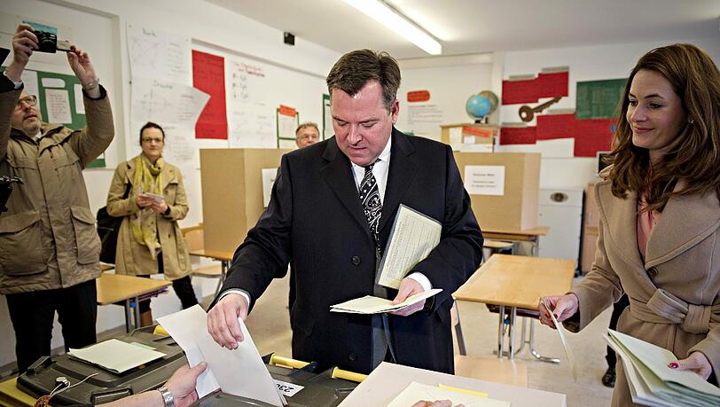 Oberbürgermeisterkandidat Seppi Schmid (CSU) und seine Frau Natalie geben im Wahllokal in der Mittelschule an der Franz-Nißl-Straße in München ihre Stimmen ab. Oberbürgermeisterkandidat Seppi Schmid (CSU) und seine Frau Natalie geben im Wahllokal in der Mittelschule an der Franz-Nißl-Straße in München ihre Stimmen ab.