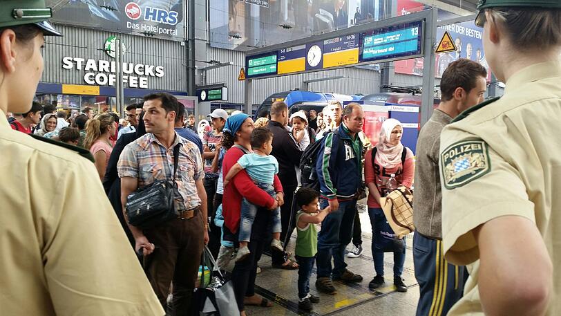 Hunderte Flüchtlinge kommen am Dienstagmorgen am Münchner Hauptbahnhof an