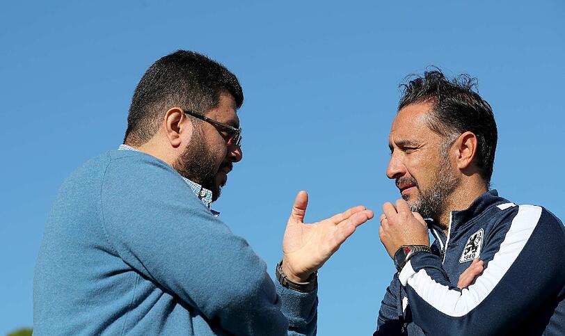 Am Montagmittag kam Löwen-Investor Hasan Ismaik im Trainingslager des TSV 1860 an und sprach zuerst mit Fans und Trainer Vitor Pereira. Die Bilder vom Besuch.