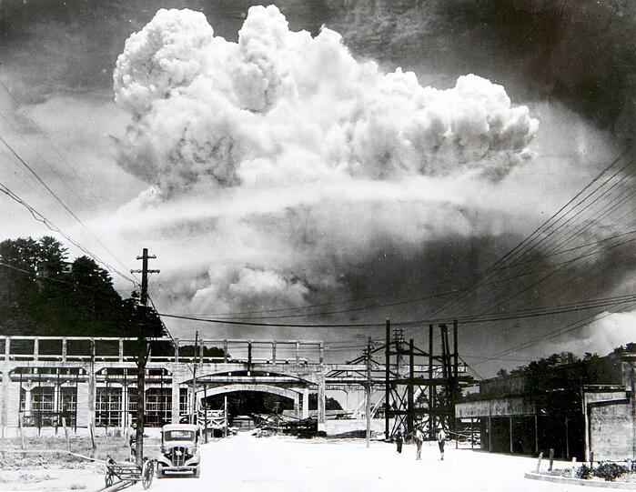 Am 9. August 1945 warfen die USA eine zweite Atombombe über Japan ab, dieses Mal über Nagasaki. Der auf dem Bild dargestellte Atompilz erreichte eine Höhe von 18 Kilometern.