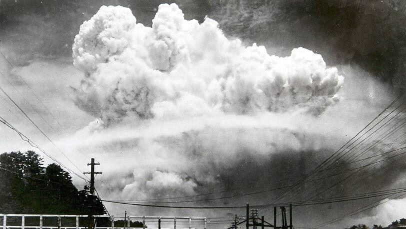 Am 9. August 1945 warfen die USA eine zweite Atombombe über Japan ab, dieses Mal über Nagasaki. Der auf dem Bild dargestellte Atompilz erreichte eine Höhe von 18 Kilometern. Am 9. August 1945 warfen die USA eine zweite Atombombe über Japan ab, dieses Mal über Nagasaki. Der auf dem Bild dargestellte Atompilz erreichte eine Höhe von 18 Kilometern.