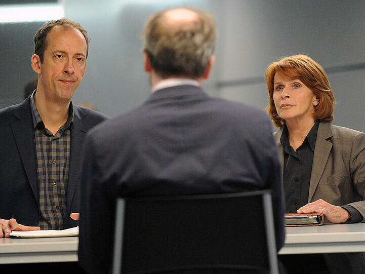 André Langner (Rudolf Krause, l.), Dr. Maria Prohacek (Senta Berger, r.) und Jugendamtsleiter Hortinger (Thomas Limpinsel, m.)