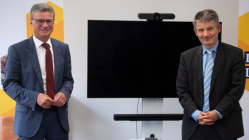 Bernd Sibler (links) und Professor Dr. Dr. Johannes Wallacher. Bernd Sibler (links) und Professor Dr. Dr. Johannes Wallacher.