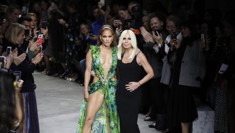 Die Schauspielerin und Tänzerin Jennifer Lopez (l) und die italienische Designerin Donatella Versace nehmen nach der Modenschau den Applaus des Publikums entgegen. Die Schauspielerin und Tänzerin Jennifer Lopez (l) und die italienische Designerin Donatella Versace nehmen nach der Modenschau den Applaus des Publikums entgegen.