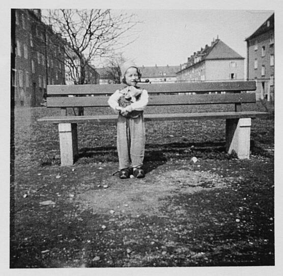 Martha Kaindl, an Fasching 1955 als kleiner Holländer verkleidet.