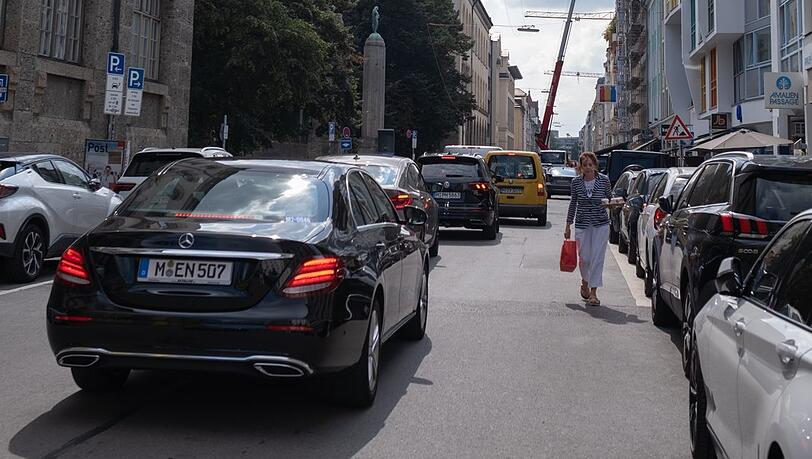 Auf der Amalienstraße staut es sich, weil wegen des Baerbock-Auftritts gesperrt werden muss. Auf der Amalienstraße staut es sich, weil wegen des Baerbock-Auftritts gesperrt werden muss.