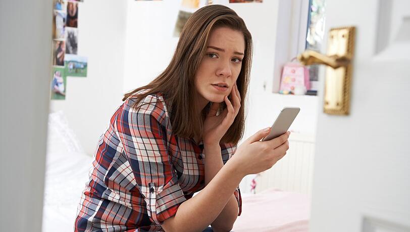 Cybermobbing und Cybergrooming sind Gefahren für Kinder und Jugendliche.