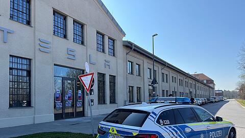 Etwa zehn Polizeikräfte treffen in Neuaubing ein und wollen mögliche Straftaten aufklären.