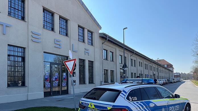 Etwa zehn Polizeikräfte treffen in Neuaubing ein und wollen mögliche Straftaten aufklären.