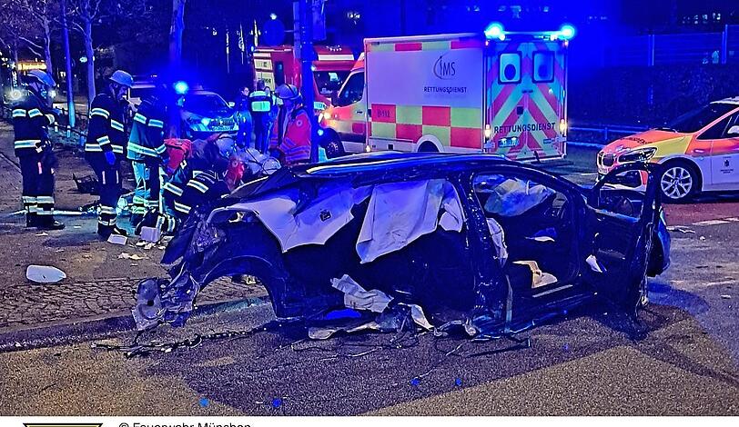Durch die Wucht des Aufpralls ist das Heck des Renault Mégane komplett abgerissen worden. Über die Verletzten liegen keine neuen Infos vor. Foto: Feuerwehr