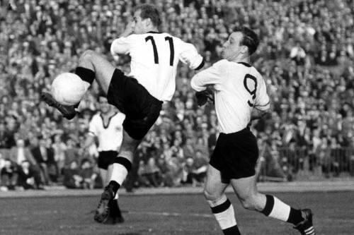 Ein perfekt harmonierendes Stürmer-Duo: Charly Dörfel (l.) und Uwe Seeler. Weltmeister wurde Seeler nie: WM-Vierter 1958 in Schweden, WM-Dritter 1970 in Mexiko, Vize-Weltmeister 1966 in England.