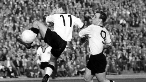 Ein perfekt harmonierendes Stürmer-Duo: Charly Dörfel (l.) und Uwe Seeler. Weltmeister wurde Seeler nie: WM-Vierter 1958 in Schweden, WM-Dritter 1970 in Mexiko, Vize-Weltmeister 1966 in England. Ein perfekt harmonierendes Stürmer-Duo: Charly Dörfel (l.) und Uwe Seeler. Weltmeister wurde Seeler nie: WM-Vierter 1958 in Schweden, WM-Dritter 1970 in Mexiko, Vize-Weltmeister 1966 in England.