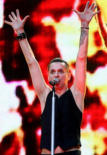 31- Jahre zusammen und immer noch hochexplosiv. Die Band Depeche Mode, die mit ihrem Synthie-Pop die Musik nachhaltig geprägt haben, kommt im Juni nach München. Die Bilder von vergangenen Konzerten und Aktionen.