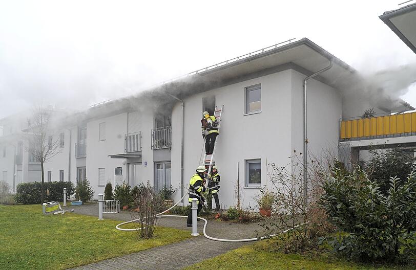 Weil Feuer im Schlafzimmer ausbricht, kommt es im ersten Stock eines Wohnhaus in der Becker-Gundahl-Straße am Vormittag des 19. Januars zu einem Zimmerbrand. Die 60-jährige Bewohnerin kann sich rechtzeitig in Sicherheit bringen, wird allerdings mit einer Rauchgasintoxikation in ein Münchner Krankenhaus gebracht. Der Sachschaden ist erheblich, die Ursache: unbekannt.