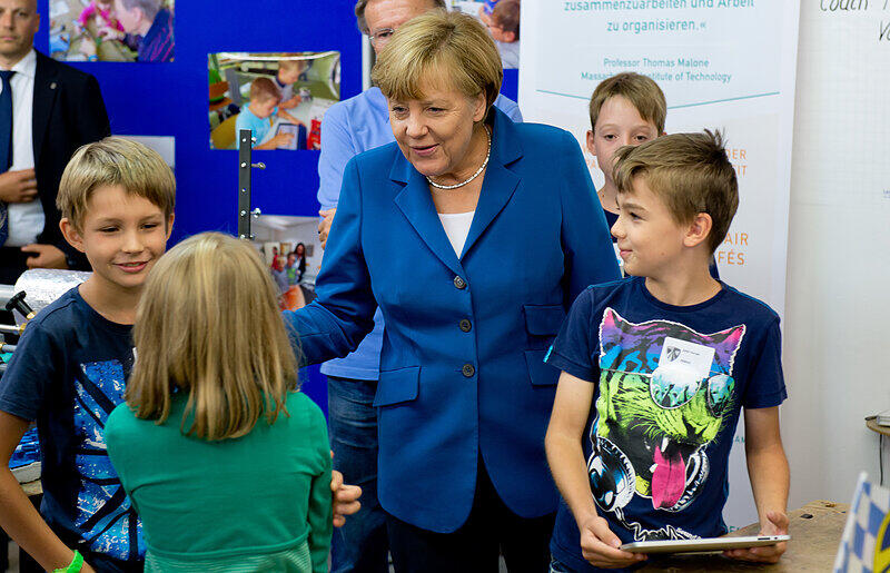 Hoher Buch in Niederbayern: Kanzlerin Angela Merkel besuchte am Freitag ein sogenanntes "MINT"-Projekt in der Grund- und Mittelschule in Buch am Erlbach. Die Bilder vom Merkel-Besuch.