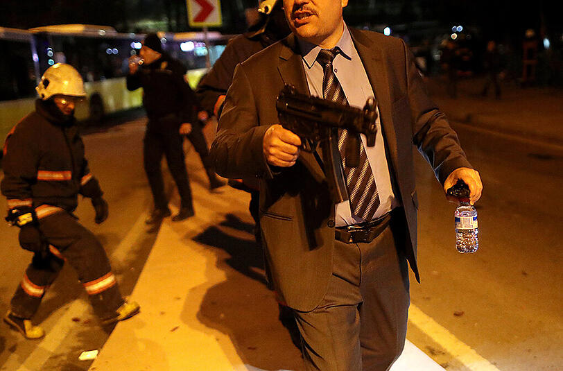 Bei dem Doppelanschlag in Istanbul sind mindestens 29 Menschen getötet worden, darunter auch Polizisten.
